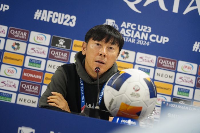 Pelatih Timnas U-23 Indonesia, Shin Tae-yong dalam konferensi pers sebelum laga lawan Korea Selatan pada Rabu (24/4/2024)