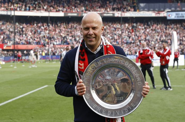 Arne Slot berpose dengan piringan gelar Liga Belanda untuk Feyenoord di Stadion De Kuip, Rotterdam (14/5/2023). Dijuluki Pep Guardiola versi Belanda, Slot menjadi kandidat kuat penerus Juergen Klopp di Liverpool.
