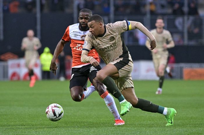 Kapten sekaligus penyerang Paris Saint-Germain, Kylian Mbappe, mencetak dua gol dalam kemenangan 4-1 timnya atas Lorient dalam lanjutan Liga Prancis 2023-2024.