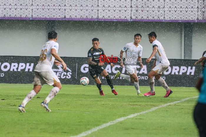 Hujan deras sempat mewarnai dalam laga pekan ke-33 Liga 1 2023 antara Dewa United FC versus Madura United di Stadion Indomilk Arena, Tangerang, Banten, Kamis (25/4/2024) siang.
