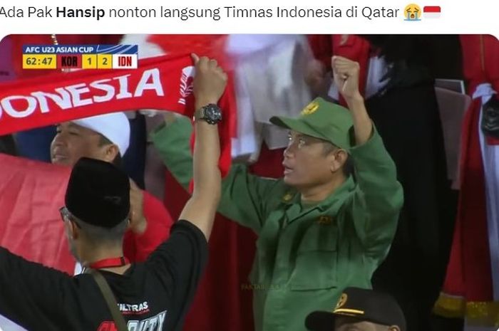 Pria berkostum hansip dalam aga Indonesia versus Korea pada perempat final Piala Asia U-23 2024.