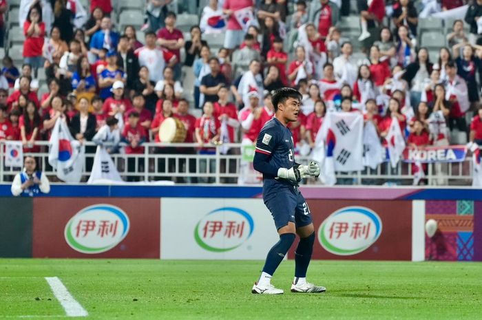 Kiper timnas U-23 Indonesia, Ernando Ari, melakukan selebrasi saat laga melawan timnas U-23 Korea Selatan, Kamis (25/4/2024).