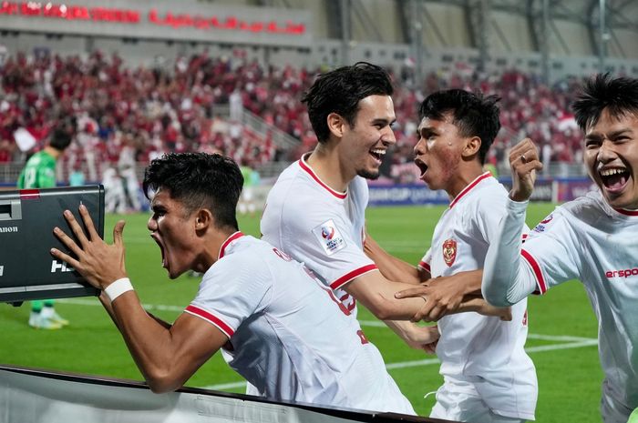 Kebahagiaan para pemain timnas U-23 Indonesia, Ramadhan Sananta, Nathan Tjoe-A-On, Arkhan Fikri dan Witan  Sulaeman usai mengalahkan Korea Selatan dalam perempat final Piala Asia U-23 2024 di Stadion Abdullah bin Khalifa, Kamis (25/4/2024).
