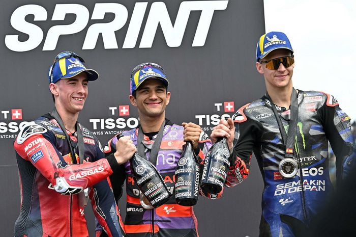 (Dari kiri ke kanan) Pedro Acosta (Red Bull GasGas Tech3), Jorge Martin (Pramac) dan Fabio Quartararo (Monster Energy Yamaha) di podium sprint race MotoGP Spanyol 2024, Sabtu (27/4/2024).