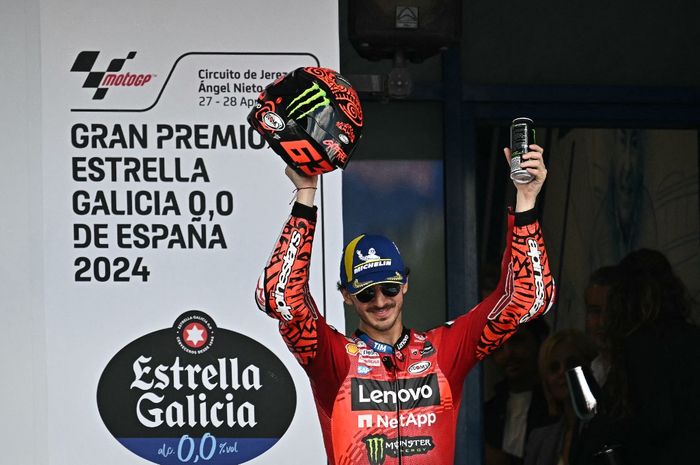 Pembalap Ducati, Francesco Bagnaia, berselebrasi usai memenangi MotoGP Spanyol 2024, Minggu (28/4/2024)