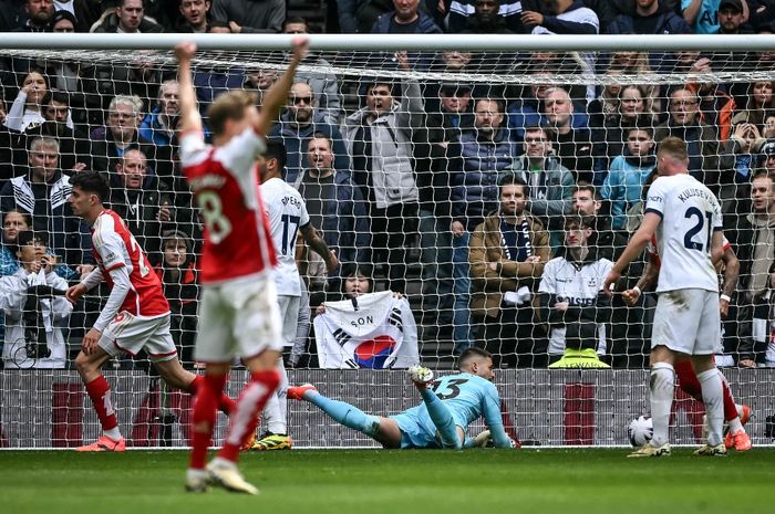 Gelandang Arsenal, Kai Havertz, mencetak gol ke gawang Tottenham Hotspur pada matchweek 35 Liga Inggris 2023-2024 di Tottenham Hotspur Stadium, Minggu (28/4/2024).
