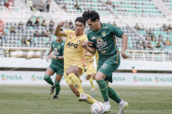 Suasana pertandingan Persebaya vs Persik pada laga pekan ke-34 Liga 1 2023-2024 di Stadion Gelora Bung Tomo, Surabaya, Minggu (28/4/2024).