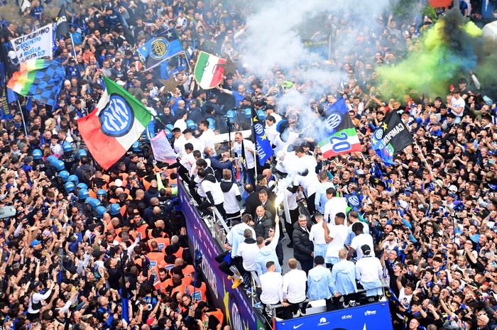 Para pemain Inter Milan menggelar arak-arakan juara Liga Italia di jalanan sekitar San Siro selepas partai menghadapi Torino (28/4/2024).