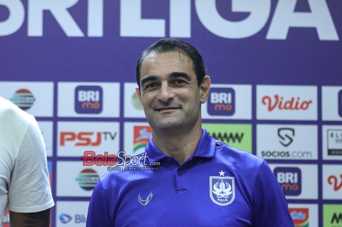 Pelatih PSIS Semarang, Gilbert Agius, sedang memberikan keterangan kepada awak media di Media Center Stadion Utama Gelora Bung Karno, Senayan, Jakarta, Senin (29/4/2024).