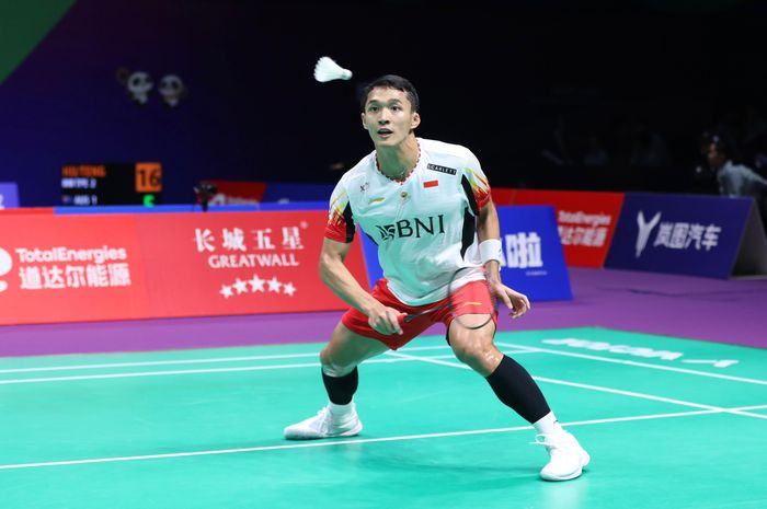 Aksi tunggal putra, Jonatan Christie, pada pertandingan babak penyisihan grup Thomas Cup 2024 antara Indonesia dan Thailand di Chengdu, China, 29 April 2024.