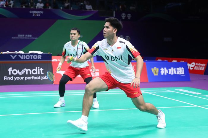 Pasangan ganda putra Indonesia, Leo Rolly Carnando/Daniel Marthin tampil pada partai keempat fase grup C Thomas Cup 2024 dalam laga Indonesia vs Thailand di Hi-Tech Zone Sports Centre Gymnasium, Chengdu, Sichuan, China, Senin (29/4/2024).