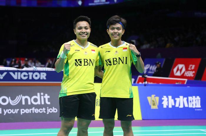 Apriyani Rahayu/Siti Fadia Silva Ramadhanti berpose usai menyumbang poin untuk Indonesia pada Uber Cup 2024