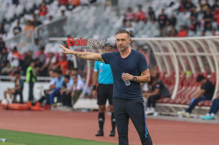 Pelatih Persija Jakarta, Thomas Doll, sedang memantau para pemainnya di Stadion Utama Gelora Bung Karno, Senayan, Jakarta, Selasa (30/4/2024) siang.