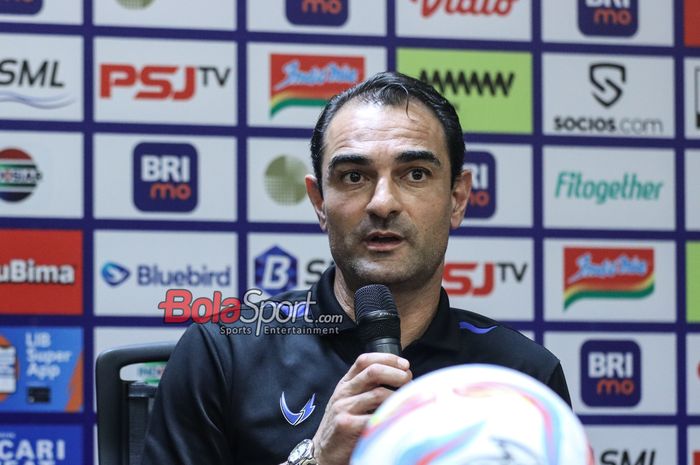 Pelatih PSIS Semarang, Gilbert Agius, sedang memberikan keterangan kepada awak media di Stadion Utama Gelora Bung Karno, Senayan, Jakarta, Selasa (30/4/2024) siang