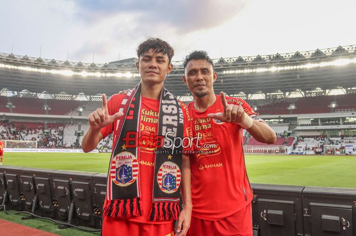 Maman Abdurahman (kanan) sedang berfoto bersama dengan sang anak yang juga bermain di Persija Jakarta yakni Muhammad Rafa Raditya Abdurahman (kiri) di Stadion Utama Gelora Bung Karno, Senayan, Jakarta, Selasa (30/4/2024) siang. 