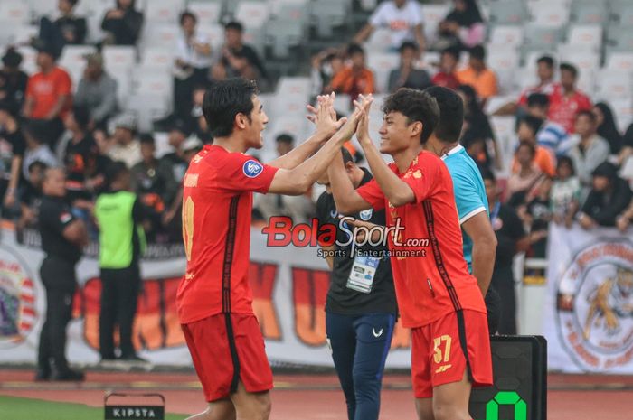 Muhammad Rafa Raditya Abdurahman (kanan) sedang masuk menggantikan Hanif Sjahbandi (kiri) dalam laga pekan ke-34 Liga 1 2023 antara Persija Jakarta versus PSIS Semarang di Stadion Utama Gelora Bung Karno, Senayan, Jakarta, Selasa (30/4/2024) siang.