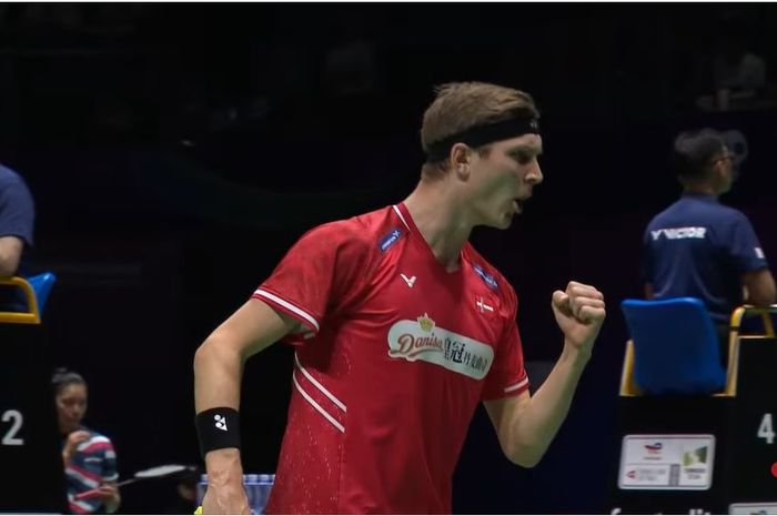 Tunggal putra nomor satu dunia, Viktor Axelsen saat tampil melawan Lee Zii Jia dalam laga ketiga fase grup D Thomas Cup 2024 antara Denmark vs Malaysia di Hi-Tech Zone Sports Centre Gymnasium, Chengdu, Sichuan, China, Selasa (30/4/2024)