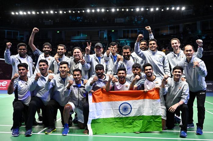 Tim India melakukan selebrasi setelah mengalahkan Indonesia pada final Thomas Cup 2022. Tampak dalam gambar Kidambi Srikanth (berdiri ke-2 dari kiri) merayakan kemenangan atas Jonatan Christie di partai pamungkas.