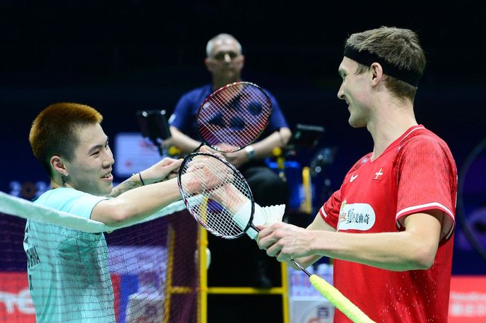 Tunggal putra Denmark, Viktor Axelsen (kanan), berjabat tangan dengan Lee Cheuk Yiu dari Hong Kong setelah pertandingan kesatu antara kedua tim pada Thomas Cup 2024 di Chengdu, China, 28 April 2024.