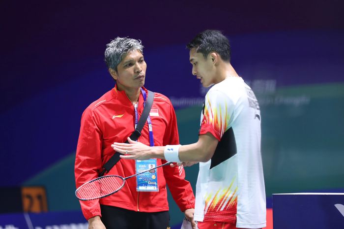 Pelatih tunggal putra nasional Indonesia, Irwansyah, berbicara kepada Jonatan Christie pada laga kedua Grup C Thomas Cup 2024 melawan Thailand di Hi-Tech Zone Sport Centre, Chengdu, Sichuan, China, Senin (29/4/2024).