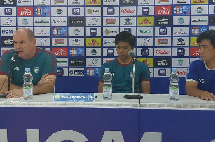 Pelatih Persib Bandung, Bojan Hodak, saat memberikan keterangan kepada media pasca laga melawan PSS Sleman, Selasa (30/4/2024).