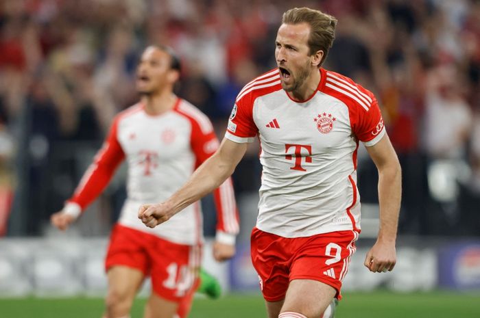 Striker Bayern Muenchen, Harry Kane, merayakan gol pada laga leg pertama babak semifinal Liga Champions melawan Real Madrid di Allianz Arena, Selasa (30/4/2024).