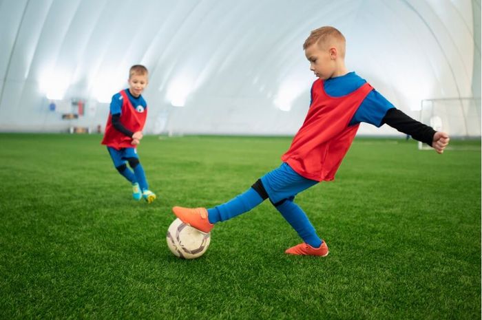 Gambar Lapangan Sepak Bola di Buku Tulis Menyusun Kreativitas dan Strategi