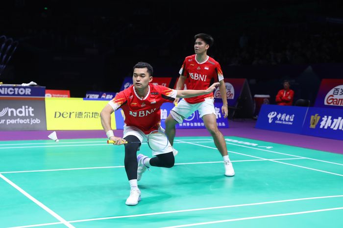 Pasangan ganda putra Indonesia, Leo Rolly Carnando/Daniel Marthin saat beraksi sebagai penentu kemenangan Indonesia atas India di fase Grup C Thomas Cup 2024 di Hi-Tech Zone Sports Centre Gymnasium, Chengdu, Sichuan, China, Rabu (1/5/2024).