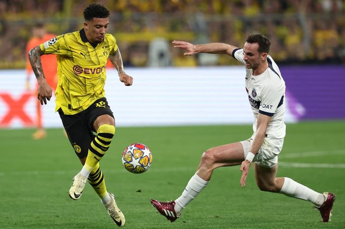 Jadon Sancho (kiri), winger pinjaman Borussia Dortmund dari Man United, melewati pemain PSG, Fabian Ruiz, dalam duel Liga Champions di Signal Iduna Park (1/5/2024).