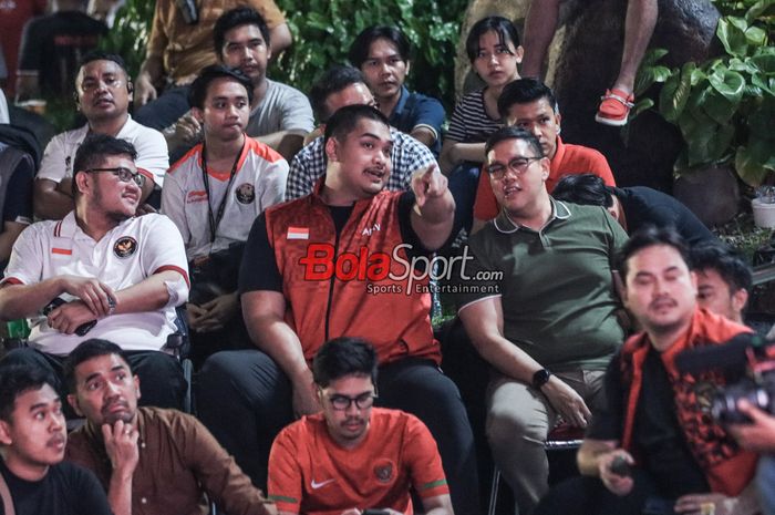 Menteri Pemuda dan Olahraga Republik Indonesia, Dito Ariotedjo, sedang melakukan nonton bareng laga perebutan juara ketiga Piala Asia U-23 2024 antara timnas U-23 Indonesia versus timnas U-23 Irak di Kantor Kemenpora, Senayan, Jakarta, Kamis (2/5/2024) malam.