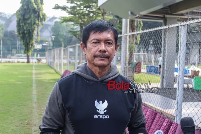 Pelatih timnas U-20 Indonesia, Indra Sjafri, sedang memberikan keterangan kepada awak media di Lapangan A, Senayan, Jakarta, Jumat (3/5/2024).