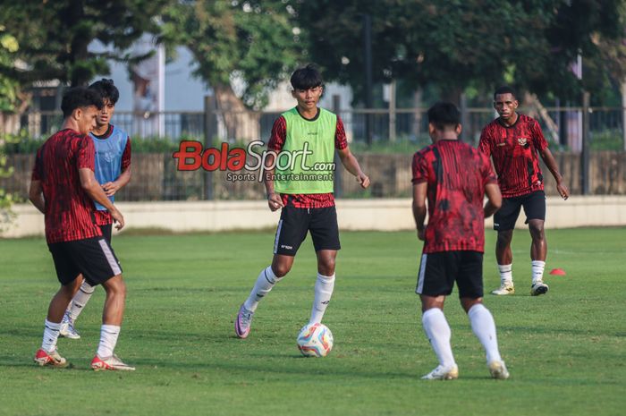 Arkhan Kaka Putra (tengah) sedang berlatih bersama timnas U-20 Indonesia di Lapangan A, Senayan, Jakarta, Jumat (3/5/2024).