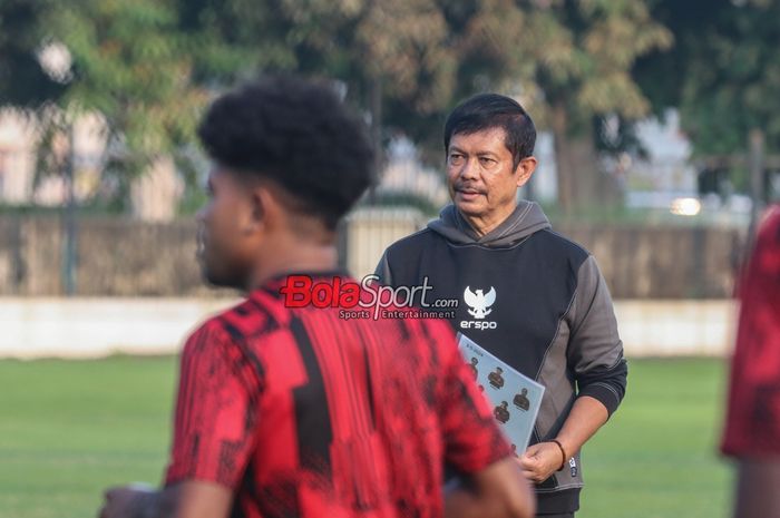Pelatih timnas U-20 Indonesia, Indra Sjafri, sedang memberikan intruksi kepada para pemainnya di Lapangan A, Senayan, Jakarta, Jumat (3/5/2024).