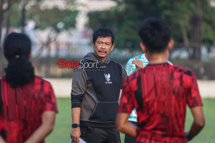 Pelatih timnas U-20 Indonesia, Indra Sjafri, sedang memberikan intruksi kepada para pemainnya di Lapangan A, Senayan, Jakarta, Jumat (3/5/2024).