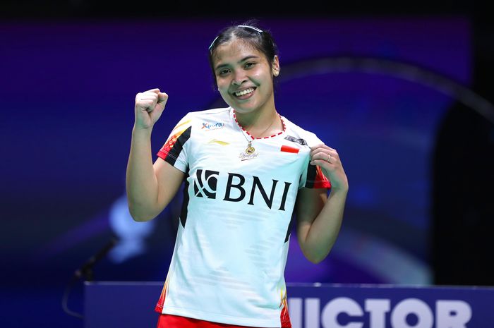 Pose kemenangan Gregoria Mariska Tunjung atas Ratchanok Intanon usai bawa Indonesia unggul 1-0 atas Thailand pada perempat final Uber Cup 2024 di Hi-Tech Zone Sports Centre Gymnasium, Chengdu, Sichuan, China, Jumat (3/5/2024).