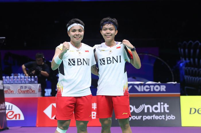 Apriyani Rahayu/Siti Fadial Silva Ramadhanti berpose usai gandakan keunggulan Indonesia atas Thailand pada perempat final Uber Cup 2024 di Hi-Tech Zone Sports Centre Gymnasium, Chengd, Sichuan, China, Jumat (3/5/2024).