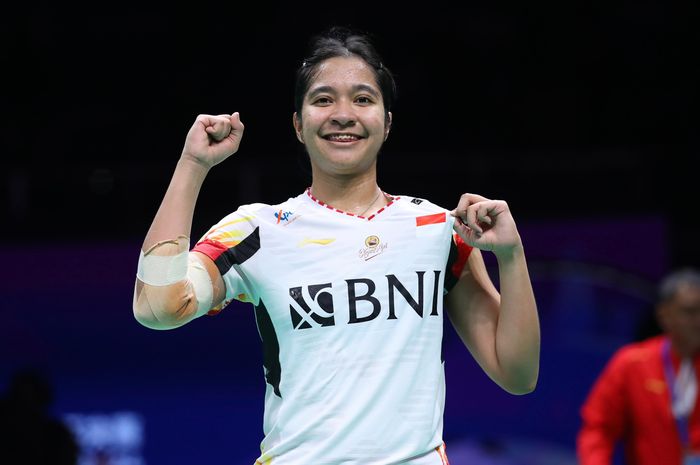 Pose kemenangan Ester Nurumi Tri Wardoyo Indonesia menang 3-0 atas Thailand pada perempat final Uber Cup 2024 di Hi-Tech Zone Sports Centre Gymnasium, Chendu, Sichuan, China, Jumat (3/5/2024)