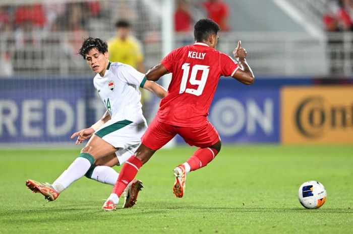 Aksi Jeam Kelly Sroyer saat timnas U-23 Indonesia melawan Irak pada duel perebutan tempat ketiga Piala Asia U-23 2024 di Doha (2/5/2024).