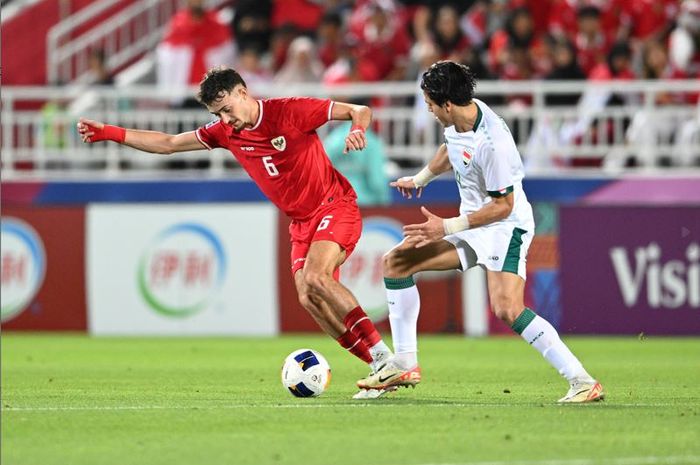Aksi Ivar Jenner dalam laga timnas U-23 Indonesia melawan Irak pada duel perebutan tempat ketiga Piala Asia U-23 2024 di Doha (2/5/2024).