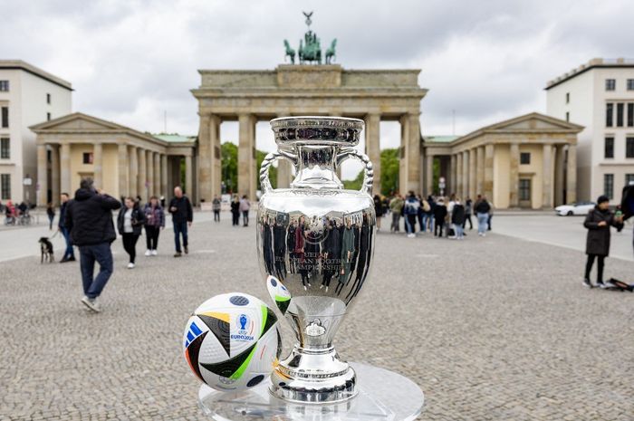 Trofi juara Euro 2024 dipamerkan di area Gerbang Brandenburg di Berlin, Jerman (24/4/2024).