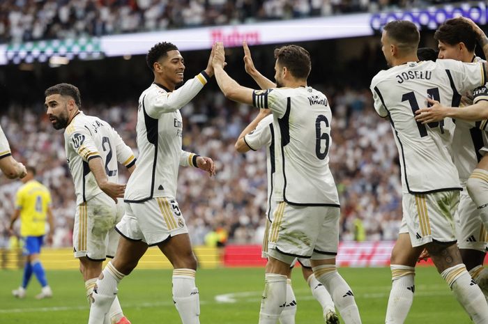 Gelandang Real Madrid, Jude Bellingham, merayakan gol ke gawang Cadiz pada laga pekan ke-34 Liga Spanyol di Stadion Santiago Bernabeu, Sabtu (4/5/2024).