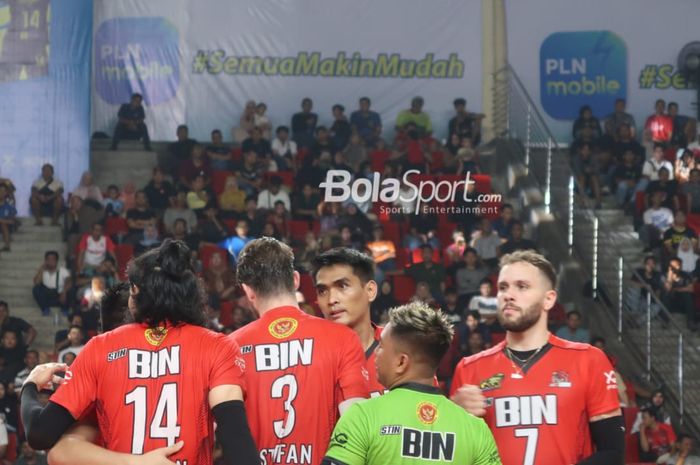 Potret pemain Jakarta STIN BIN Sigit Ardian saat menghadapi Palembang Bank Sumsel Babel pada putaran pertama Proliga 2024 di GOR Jatidiri, Semarang, Jawa Tengah, 4 Mei 2024.