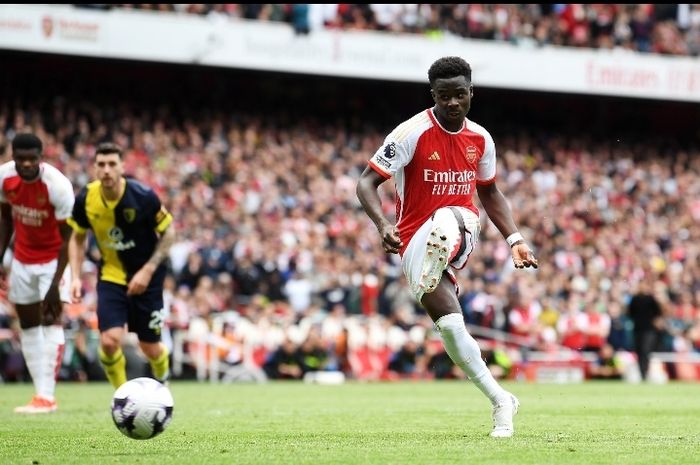 Winger Arsenal, Bukayo Saka, mencetak gol dari titik penalti pada laga pekan ke-36 Liga Inggris di Stadion Emirates, Sabtu (4/5/2024).