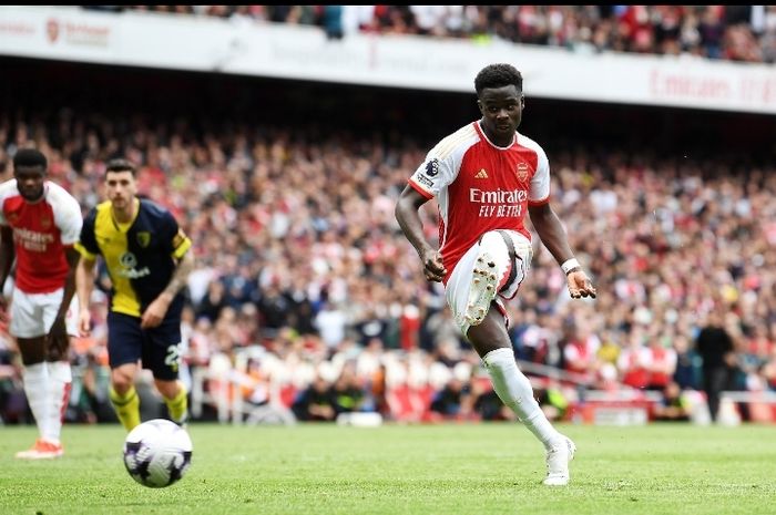 Winger Arsenal, Bukayo Saka, mencetak gol dari titik penalti pada laga pekan ke-36 Liga Inggris di Stadion Emirates, Sabtu (4/5/2024).