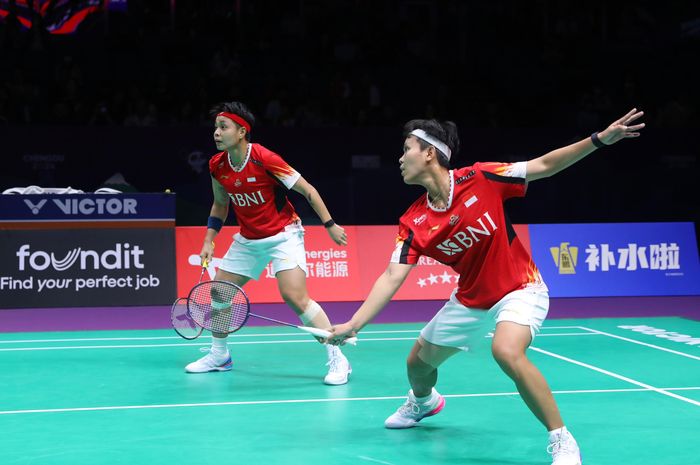 Ganda putri, Apriyani Rahayu/Siti Fadia Silva Ramadhanti, menyambut kok saat memperkuat Indonesia pada pertandingan menghadapi Korea Selatan di semifinal Uber Cup 2024 di Chengdu, China, 4 Mei 2024. 