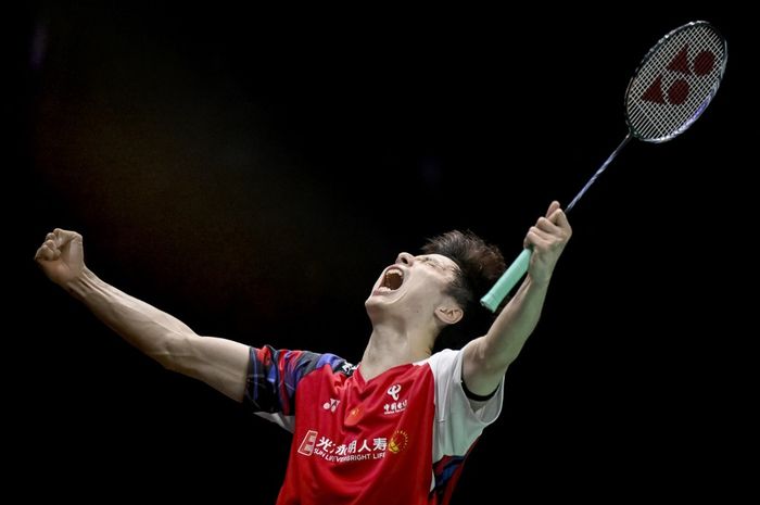 Luapan emosi Shi Yu Qi saat membela China mengalahkan Indonesia yang diwakili Anthony Sinisuka Ginting di final Thomas Cup 2024, Minggu (5/5/2024)