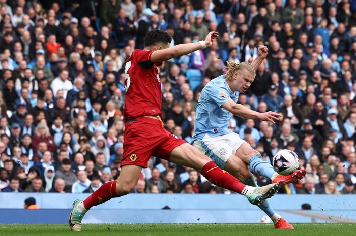 Penyerang Manchester City, Erling Haaland, mencetak gol ke gawang Wolverhampton Wanderers pada matchweek 36 Liga Inggris 2023-2024 di Stadion Etihad, Sabtu (4/5/2024).