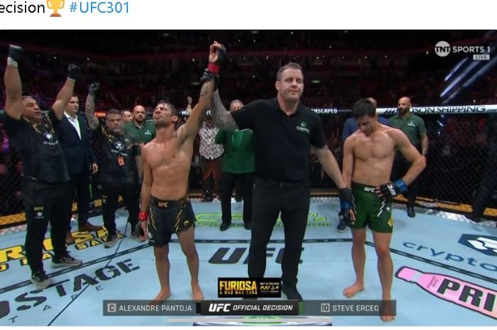 Alexandre Pantoja mengalahkan Steve Erceg di UFC 301, Minggu (5/5/2024) WIB di Rio de Janeiro, untuk mempertahankan sabuk juara kelas terbang.