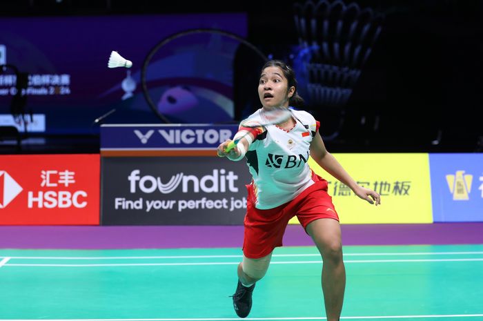 Tunggal putri Indonesia, Ester Nurumi Tri Wardoyo, saat menghadapi wakil China, He Bing Jiao, dalam final Uber Cup 2024 di Chengdu, China, 5 Mei 2024.