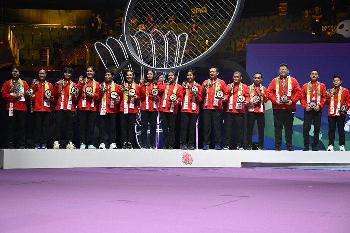 Tim bulu tangkis putri Indonesia berfoto di podium setelah menjadi runner-up Uber Cup 2024 pasca-pertandingan final yang dihelat di Chengdu, China, 5 Mei 2024.
